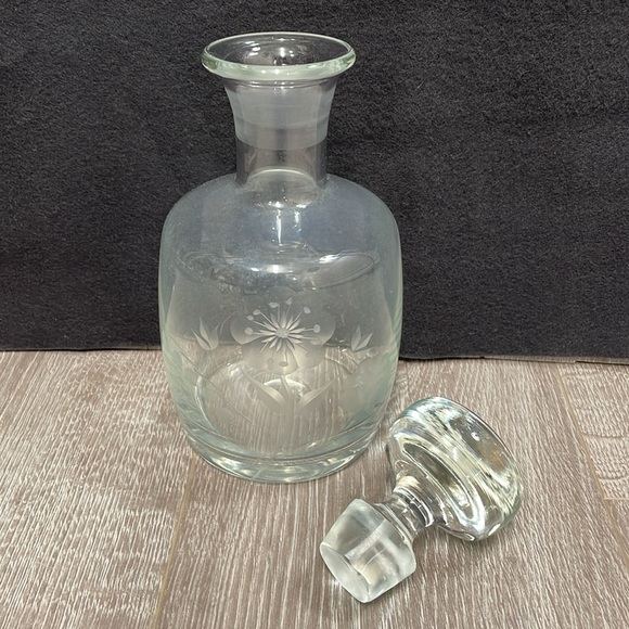 Vintage Glass Wine Liqueur Decanter with Stopper Etched Flowers - Picture 8 of 16